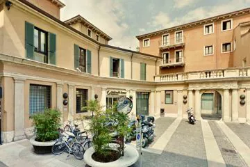 2009 Unicredit via A. Forti  Verona - intonaci decorativi (La Calce del Brenta)