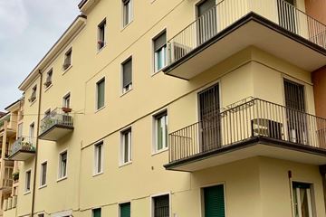 2019 Via Santa Eufemia Verona- pittura a calce delle facciate e contorni finestre (Dolci Color)